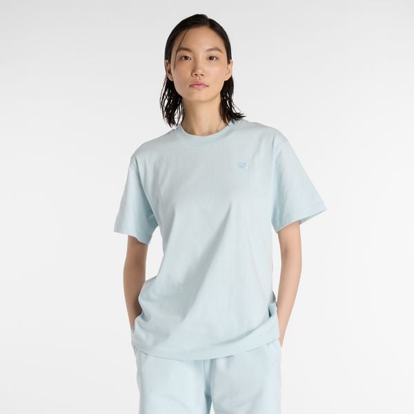 Koszulka damska New Balance WT41501FRL – niebieska. Niebieskie bluzki New Balance, s, bez wzorów, z materiału, eleganckie, bez kołnierzyka, bez ramiączek. Za 99.99 zł.