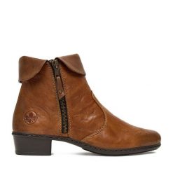 Botki Rieker. Brązowe botki Rieker, bez wzorów, bez obcasa, na płaskiej podeszwie, bez zapięcia. Za 389.99 zł.