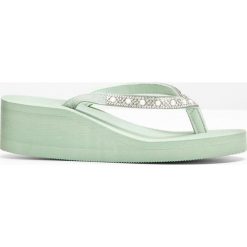 Klapki bonprix jasnozielony. Zielone klapki bonprix, bez wzorów, bez obcasa, na koturnie. Za 43.99 zł.