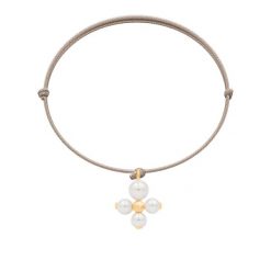 Bransoletka z pozłacaną zawieszką Luck z perłami na cienkim beżowym sznurku. Brązowe bransoletki Lilou, pozłacane. Za 199.00 zł.