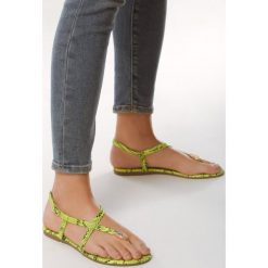 Zielone Sandały Decorum. Zielone sandały Born2be, bez wzorów, z materiału, z otwartym noskiem, bez obcasa, na płaskiej podeszwie, bez zapięcia. Za 29.99 zł.