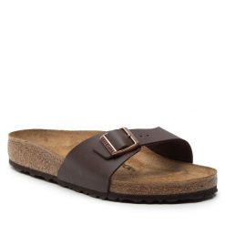 Klapki Birkenstock. Brązowe klapki Birkenstock, bez wzorów, bez obcasa. Za 239.99 zł.