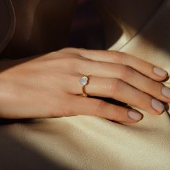 Pierścionek ze złota próby 585 z sercem z masy perłowej. Żółte pierścionki Lilou, z perłą, złote. Za 1,198.00 zł.