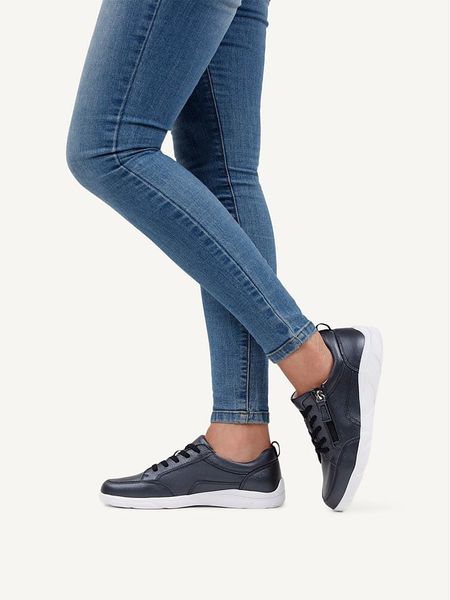 Caprice Skórzane sneakersy w kolorze granatowym rozmiar: 39. Niebieskie trampki Caprice, bez wzorów, bez zapięcia. Za 269.95 zł.