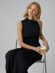 4F Top slim gładki damski - czarny XS. Czarne topy 4f, m, bez wzorów, z dzianiny, bez kołnierzyka, bez ramiączek. Za 69.99 zł.