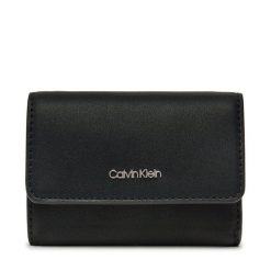 Portfel damski Calvin Klein. Czarne portfele Calvin Klein, bez wzorów. Za 259.99 zł.