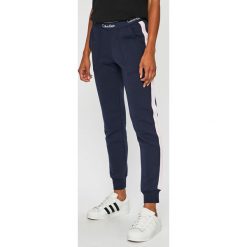 Calvin Klein Underwear - Spodnie. Niebieskie spodnie materiałowe Calvin Klein Underwear, na co dzień, m, bez wzorów, z bawełny. W wyprzedaży za 229.90 zł.