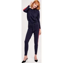 2-częściowy zestaw w kolorze granatowo-czerownym - bluza, spodnie. Czerwone bluzy ZOCHA, s, bez wzorów, bez kaptura. W wyprzedaży za 359.95 zł.