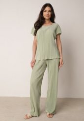 Zielone Szerokie Spodnie z Wysokim Stanem ze Zwiewnej Tkaniny z Plisami Galiris. Zielone spodnie materiałowe Born2be, do pracy, l, bez wzorów, z jeansu, z podwyższonym stanem, długie. Za 59.99 zł.