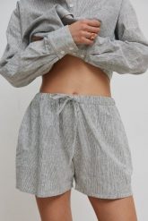 Krótkie spodenki z lnu i bawełny w paski BLACK & WHITE - BARRO -L. Białe szorty Marsala, bez wzorów, z bawełny. W wyprzedaży za 75.96 zł.