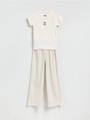 Piżama Mickey Mouse - beżowy. Brązowe piżamy Reserved, bez wzorów, z bawełny, bez ramiączek. Za 129.99 zł.