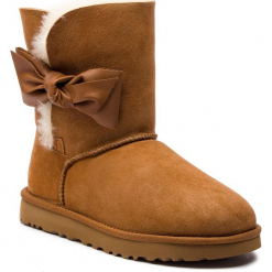 Buty UGG - W Daelynn 1019983 W/Che. Brązowe botki UGG, z aplikacjami, ze skóry, bez obcasa, bez zapięcia. W wyprzedaży za 609.00 zł.