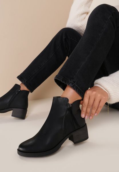 Czarne Botki Vices Crash. Czarne botki Renee, z aplikacjami, ze skóry, bez obcasa, na obcasie, bez zapięcia. Za 94.99 zł.