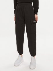 Guess Spodnie dresowe Ruth Cargo V4GB12 KC5U1 Czarny Regular Fit. Czarne spodnie dresowe Guess, s, z aplikacjami, z bawełny. Za 479.99 zł.