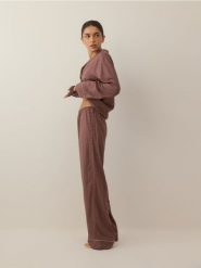 Dwuczęściowa piżama z wiskozy - ciemnobrązowy. Brązowe piżamy Reserved, bez wzorów, z wiskozy, bez ramiączek. Za 159.99 zł.