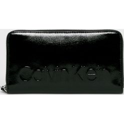 Calvin Klein - Portfel. Czarne portfele Calvin Klein, bez wzorów, z materiału. W wyprzedaży za 239.90 zł.