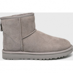 UGG - Buty Mini II. Szare botki UGG, bez wzorów, z futra, bez obcasa, na obcasie, bez zapięcia. Za 749.90 zł.