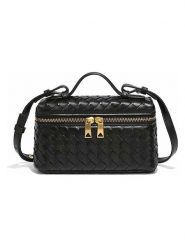 SUVRAI Torebka w kolorze czarnym - 22 x 13 x 9 cm rozmiar: onesize. Czarne torby na ramię SUVRAI, bez wzorów, z materiału, na ramię, bez dodatków. Za 108.99 zł.