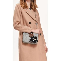 MAŁA TOREBKA Z ELEGANCKĄ APLIKACJĄ. Czarne torebki klasyczne TOP SECRET, z aplikacjami, z tkaniny, małe, bez dodatków. W wyprzedaży za 59.99 zł.