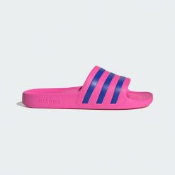 Klapki adilette Aqua. Czerwone klapki Adidas, bez wzorów, bez obcasa. Za 99.95 zł.