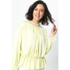 Żółta Bluzka Lace Trims. Żółte bluzki Born2be, s, bez wzorów, z koronki, bez kołnierzyka, bez ramiączek. Za 29.99 zł.