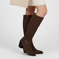 Kozaki damskie Armodo, wysoka cholewka zamszowa i zapinane na suwak na stabilnym klocku, czekoladowe, 70156-W. Brązowe kozaki Armodo, na jesień, z zamszu, przed kolano, bez obcasa, na obcasie, bez zapięcia. Za 433.99 zł.