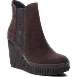 Botki CALVIN KLEIN JEANS - Shanna RE9765 Dark Brown. Brązowe botki Calvin Klein Jeans, bez wzorów, z gumy, bez obcasa, na koturnie, bez zapięcia. W wyprzedaży za 379.00 zł.