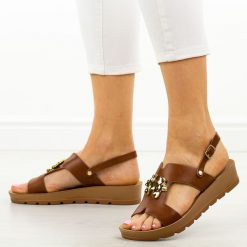 Brązowe sandały damskie Filippo Ds6893/25. Brązowe sandały Filippo, z aplikacjami, z jeansu, eleganckie, bez obcasa, bez zapięcia. Za 139.00 zł.