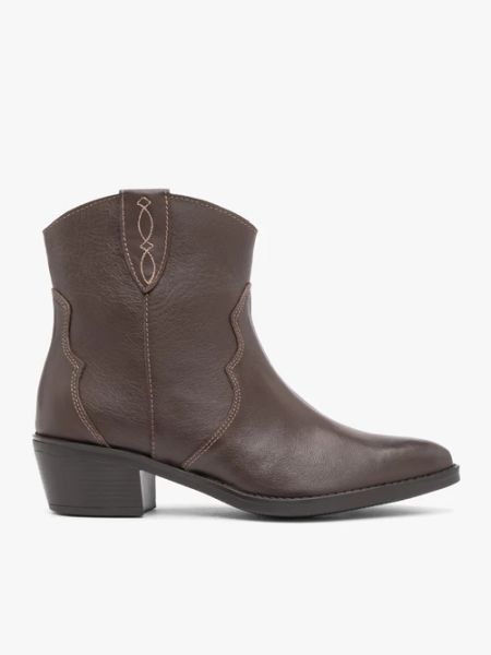 Brązowe botki kowbojki. Brązowe botki Ryłko, na wiosnę, bez wzorów, ze skóry, za kostkę, bez obcasa, na obcasie, bez zapięcia. Za 529.99 zł.