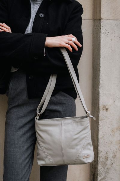 Listonoszka skórzana SHE 677 szara. Szare torebki klasyczne SHE, bez wzorów, ze skóry, bez dodatków. Za 139.99 zł.