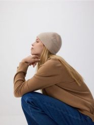 Wełniana czapka z kaszmirem - beżowy. Brązowe czapki Reserved, bez wzorów, z kaszmiru. W wyprzedaży za 69.99 zł.