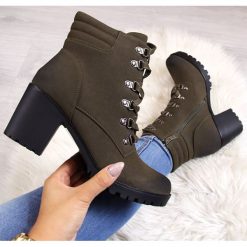 Botki damskie na słupku ocieplane khaki Vinceza - khaki. Brązowe botki VINCEZA, bez wzorów, bez obcasa, na słupku, bez zapięcia. Za 85.00 zł.