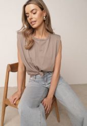 Beżowy Bawełniany Top Oversize Bez Rękawów z Wiązaniem i Poduszkami w Ramionach Apixie. Brązowe topy Born2be, bez wzorów, z bawełny, bez kołnierzyka, bez ramiączek. Za 69.99 zł.