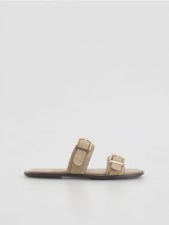 Klapki z klamrami - beżowy. Brązowe klapki Reserved, bez wzorów, ze skóry, bez obcasa. Za 99.99 zł.