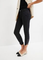 Dżinsy Skinny, mid waist ze stretchem. Czarne jeansy bonprix, bez wzorów. Za 147.99 zł.