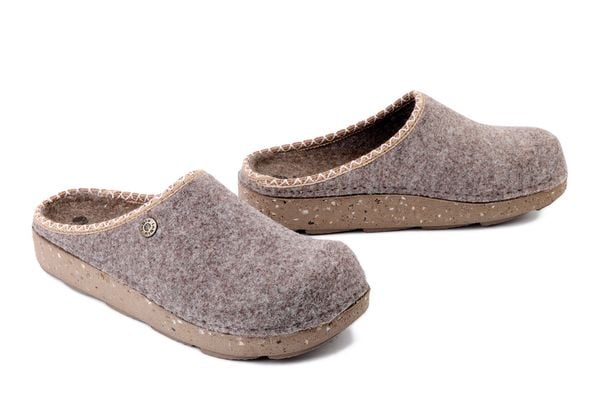 INBLU ED-31 071 beżowy, kapcie damskie. Brązowe obuwie domowe Inblu, bez wzorów, bez zapięcia. Za 98.99 zł.