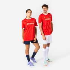 Koszulka piłkarska dla kibiców Szwajcaria 2026. Białe bluzki KIPSTA, s, bez wzorów, z materiału, sportowe, bez kołnierzyka, bez ramiączek. Za 44.99 zł.