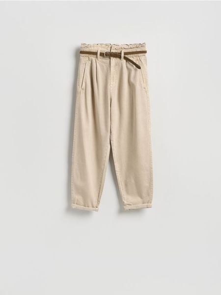 Jeansy paperbag z paskiem - beżowy. Brązowe jeansy Reserved, bez wzorów. W wyprzedaży za 69.99 zł.