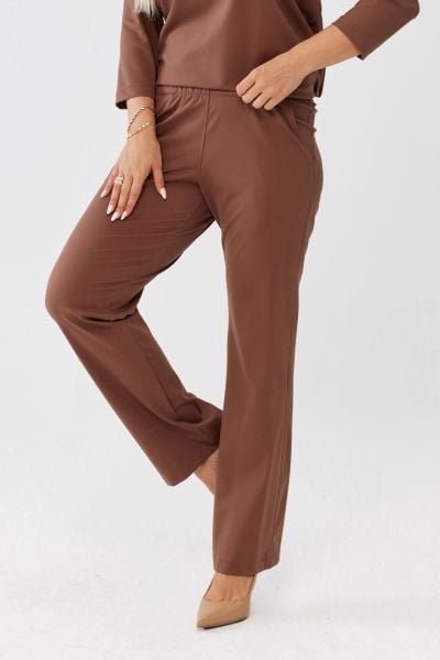 Karmelowe spodnie Florina - prosta nogawka i kieszenie po bokach PLUS SIZE XXL OVERSIZE JESIEŃ. Spodnie materiałowe Moda Size Plus Iwanek, do pracy, plus size, bez wzorów, z nylonu, plus size, krótkie. Za 189.90 zł.