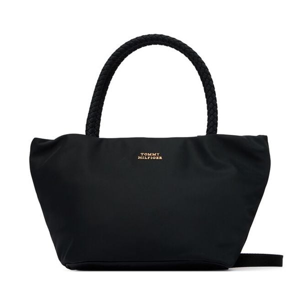 Torebka Tommy Hilfiger. Czarne torebki klasyczne TOMMY HILFIGER, bez wzorów, z nylonu, bez dodatków. Za 449.99 zł.