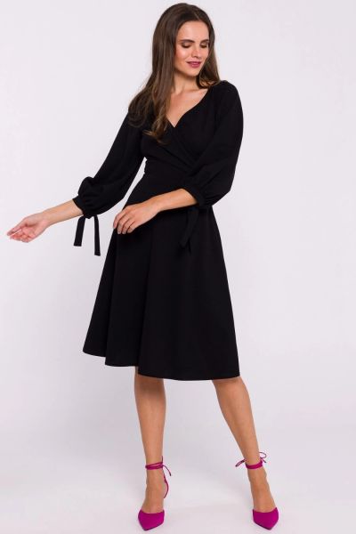 Rozkloszowana sukienka z kopertowym dekoltem czarna. Czarne sukienki Stylove, na jesień, xl, bez wzorów, eleganckie, bez kołnierzyka, bez ramiączek, kopertowe. Za 349.00 zł.