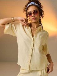 Wiskozowa koszula z krótkim rękawem z domieszką lnu - żółty. Żółte koszule Sinsay, l, bez wzorów, z wiskozy, bez kołnierzyka, bez ramiączek. Za 39.99 zł.