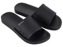 Klapki damskie obuwie plażowe Ipanema Classic Slide Fem. Czarne klapki Ipanema, z aplikacjami, z gumy, bez obcasa, na płaskiej podeszwie. Za 59.99 zł.