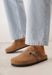 Jasnobrązowe Zamszowe Klapki w Stylu Chodaków Ozdobione Klamrą Irinania. Brązowe klapki Born2be, bez wzorów, z materiału, bez obcasa, na płaskiej podeszwie. Za 159.99 zł.