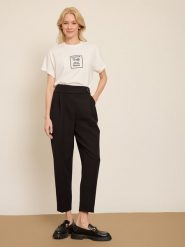 BGN Spodnie w kolorze czarnym rozmiar: 34. Czarne spodnie materiałowe BGN, na co dzień, bez wzorów, z materiału. Za 121.99 zł.