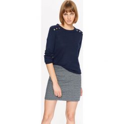 SWETER DAMSKI Z OZDOBNYMI NAPAMI NA RAMIONACH. Fioletowe swetry TROLL, na jesień, l, bez wzorów, bez ramiączek. W wyprzedaży za 39.99 zł.