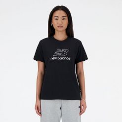Koszulka damska New Balance WT41816BK – czarna. Czarne bluzki New Balance, s, bez wzorów, z materiału, eleganckie, bez kołnierzyka, bez ramiączek. Za 69.99 zł.
