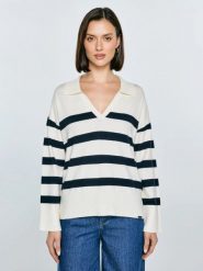 Sweter damski polo w pasy kremowo-czarne Alina 100. Białe swetry Big Star, l, bez wzorów, z wiskozy, bez ramiączek. Za 199.99 zł.