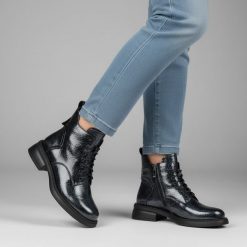 Botki damskie S. Barski, na solidnym płaskim obcasie skórzane i zapinane na zamek, niebieskie, LZ52-954. Niebieskie botki S.BARSKI, bez wzorów, bez obcasa, na płaskiej podeszwie, bez zapięcia. Za 348.99 zł.