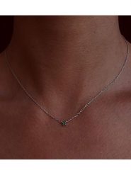 Les Petites Précieuses Srebrny naszyjnik ze szmaragdem - dł. 40 cm rozmiar: onesize. Szare naszyjniki Les Petites Précieuses, z szmaragdem, srebrne. Za 100.04 zł.